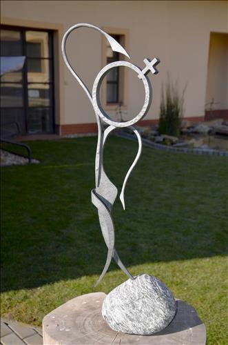 „Tanečnice“,v. 80 cm, kovaná plastika na kameni, r. 2019